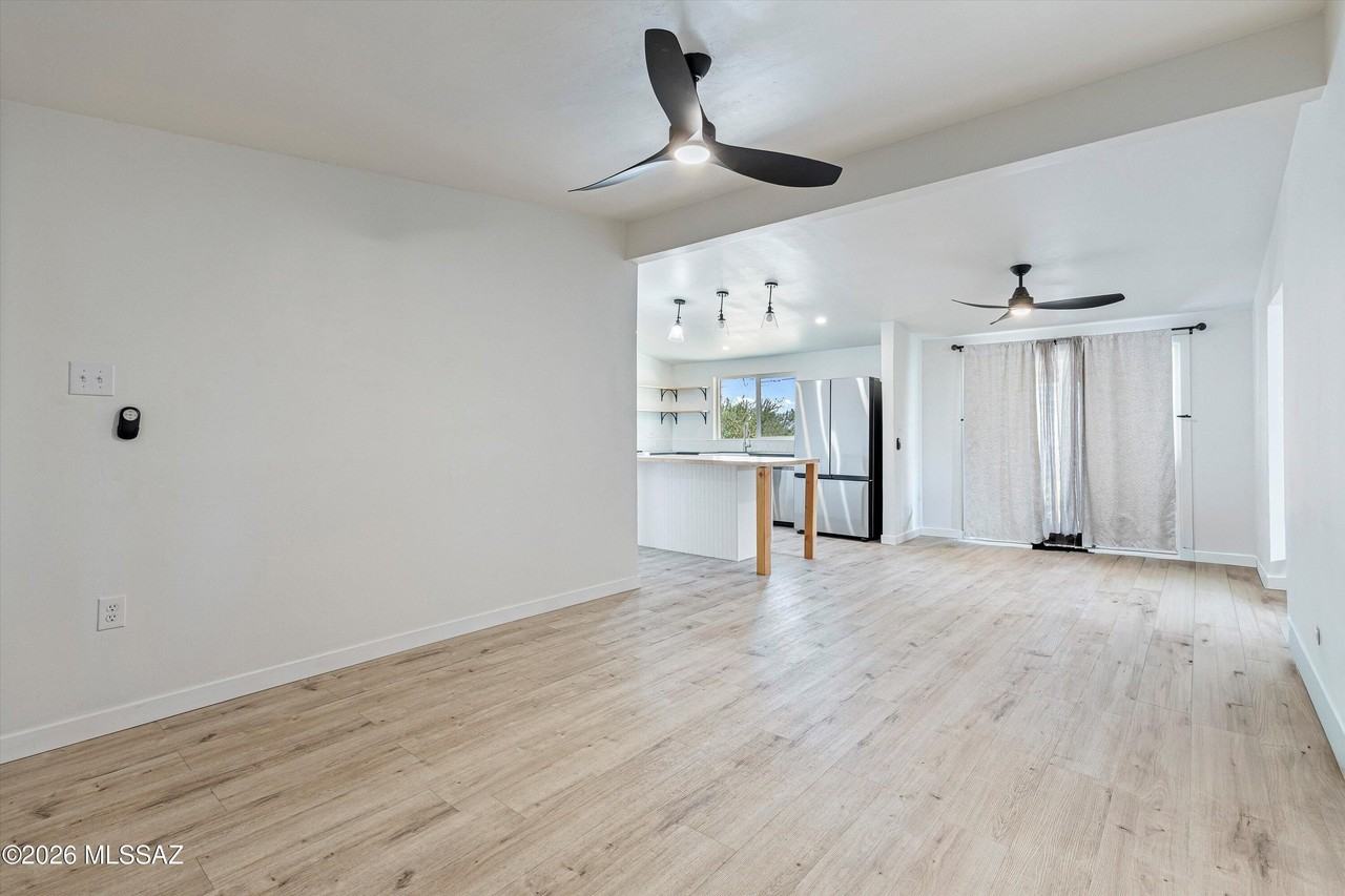 227 S Avenue B - Photo 4 of 26