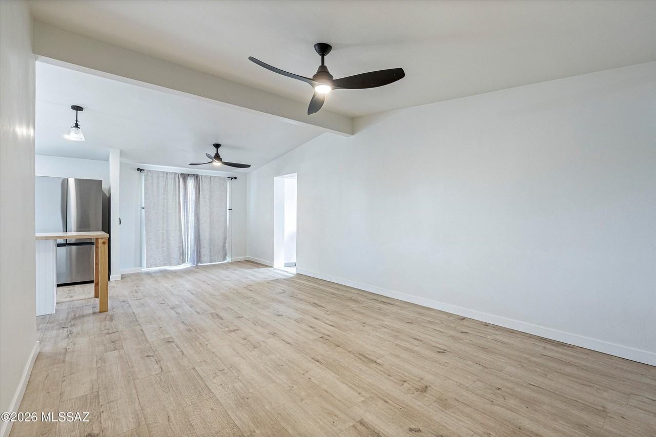 227 S Avenue B - Photo 5 of 26