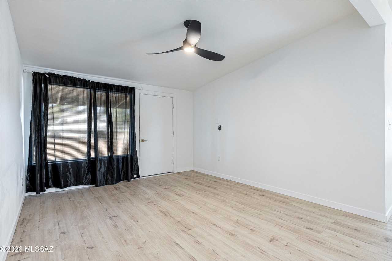 227 S Avenue B - Photo 6 of 26