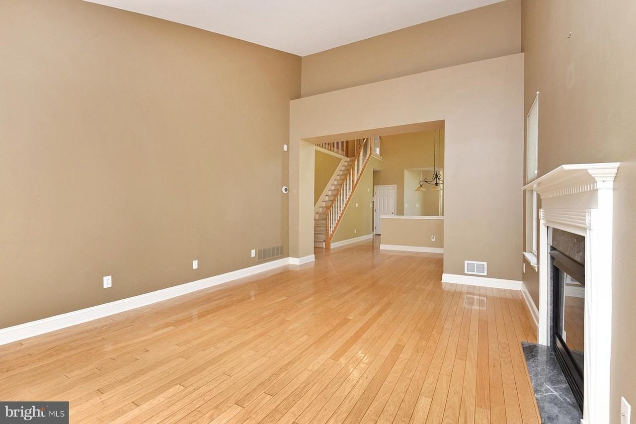 28 Stafford Dr - Photo 6 of 32