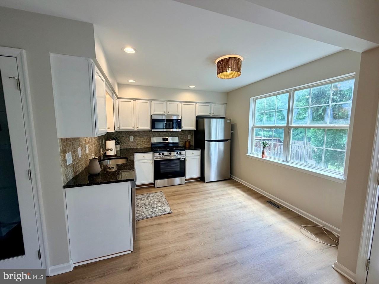 1422 Oxford Cir - Photo 3 of 18