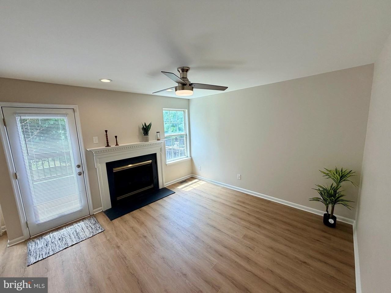 1422 Oxford Cir - Photo 4 of 18