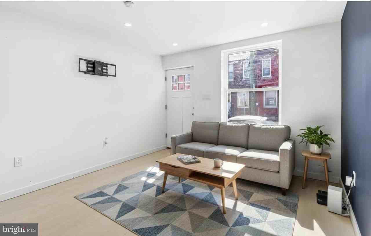 1819 E Albert St - Photo 2 of 12