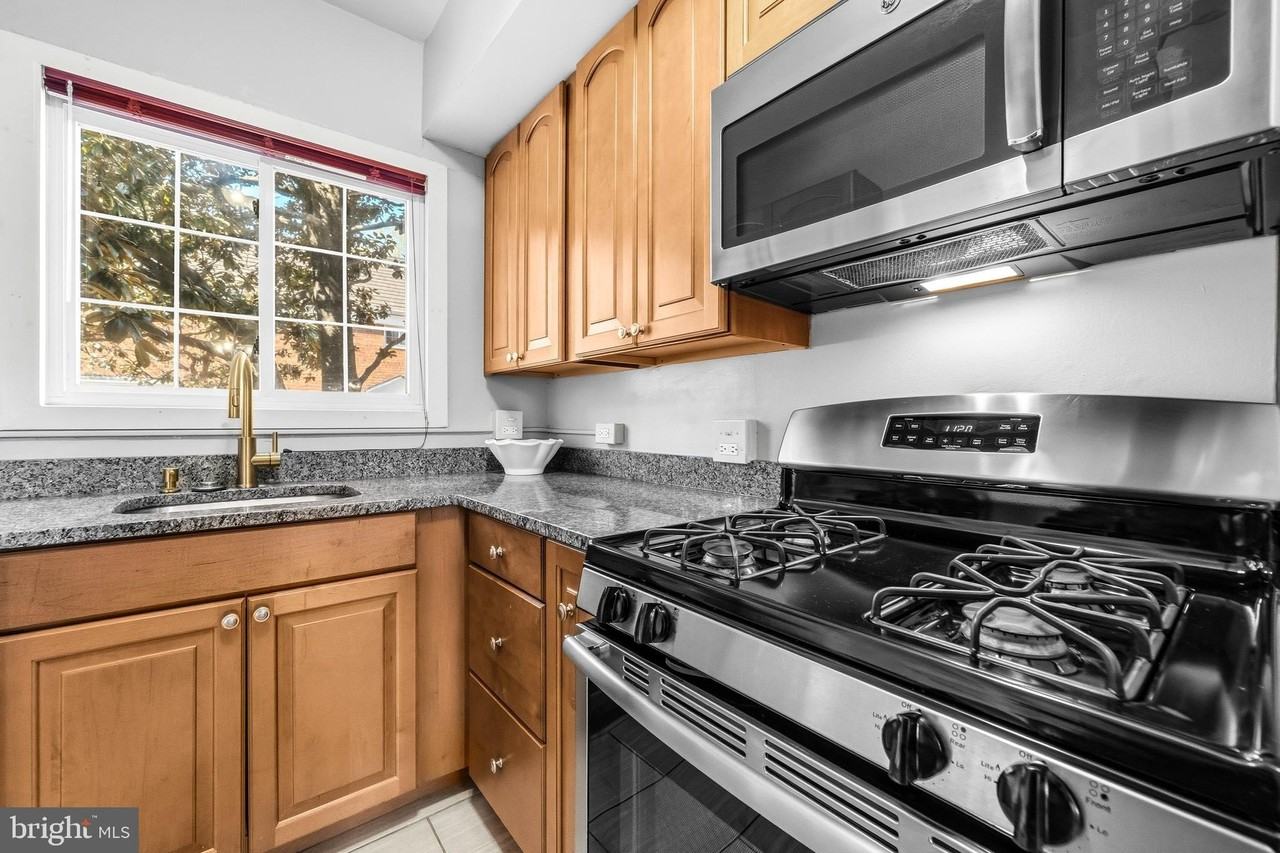 1615 Mount Eagle Pl - Photo 7 of 44