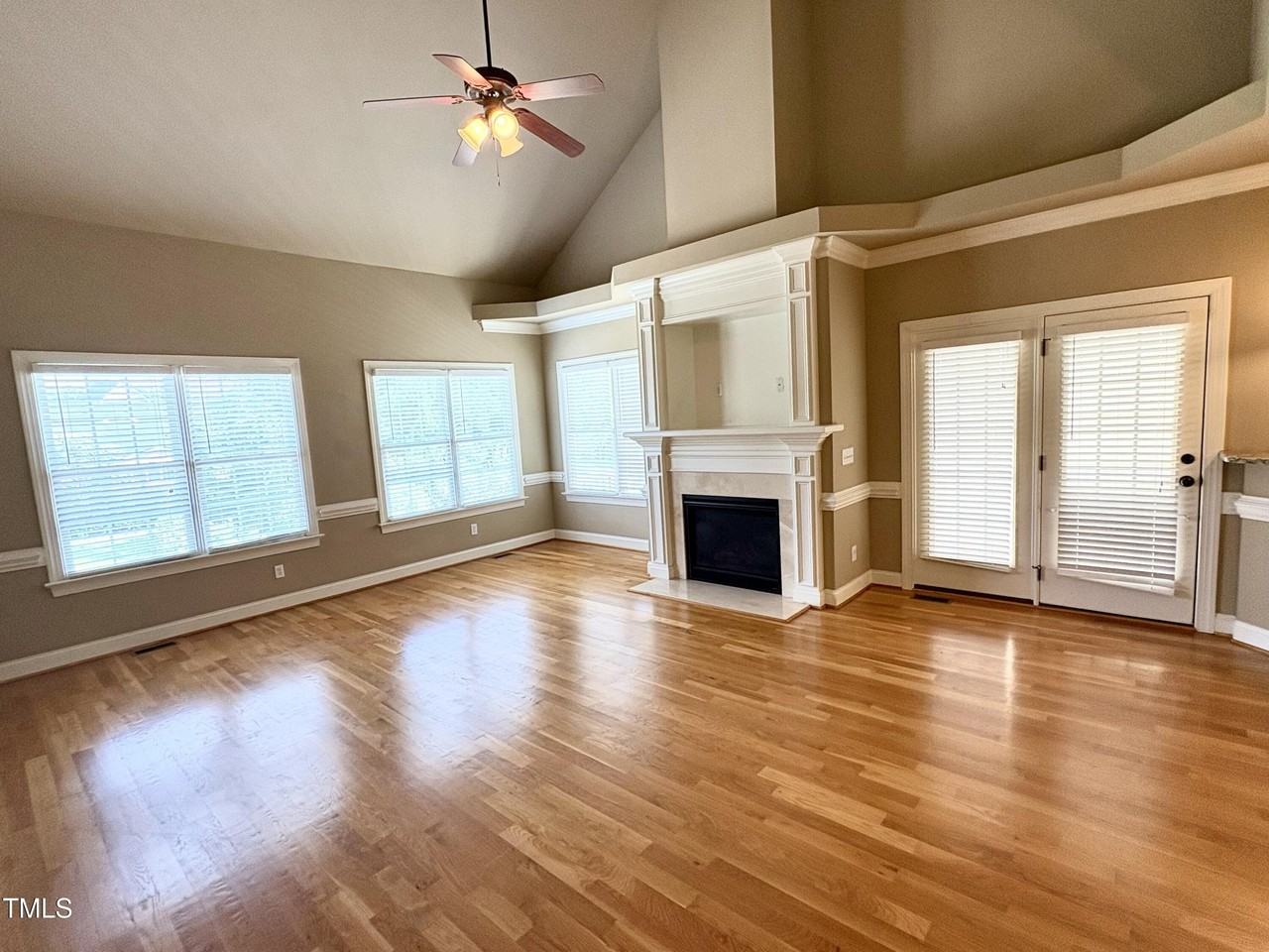 1321 Center St - Photo 4 of 28