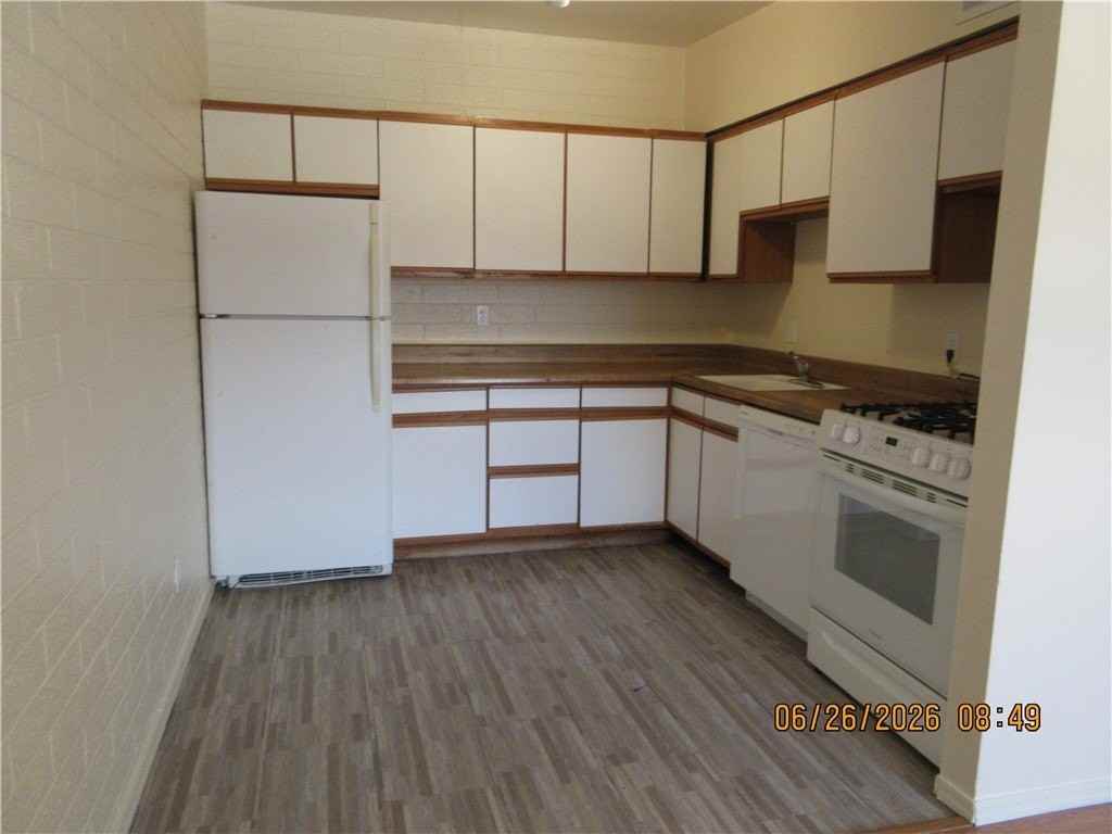 2495 Detroit Ave - Photo 4 of 7