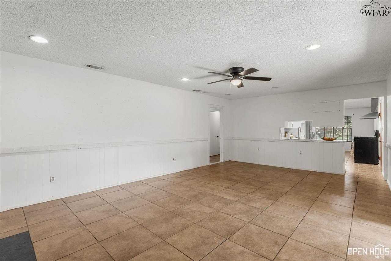 2920 Cunningham Dr - Photo 4 of 29