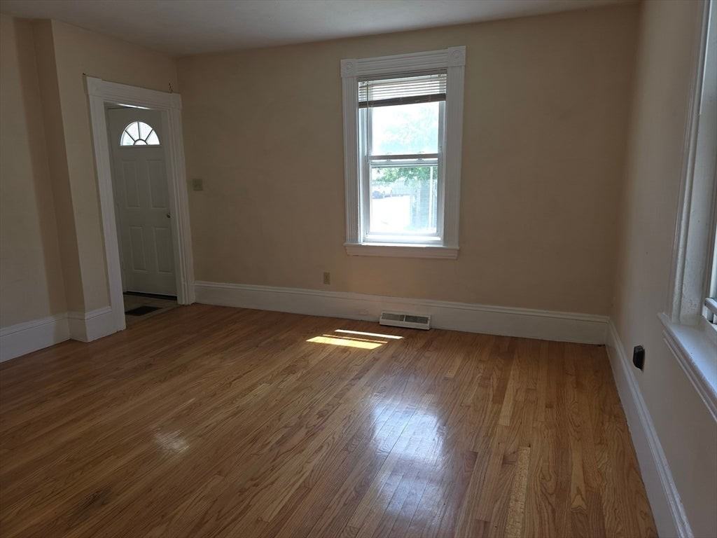 12 Clinton St - Photo 4 of 6