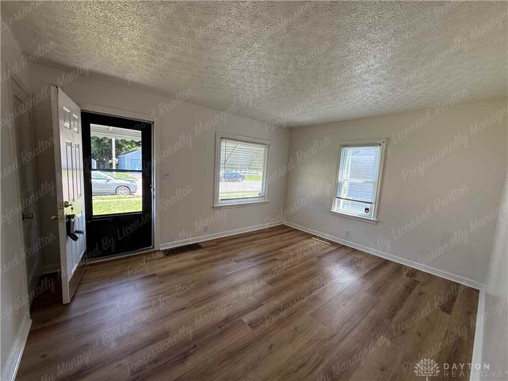 1261 Malden Ave - Photo 4 of 25