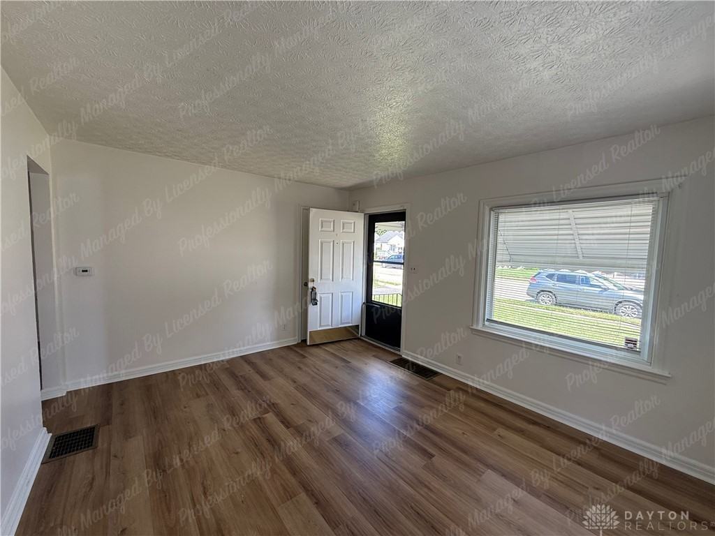 1261 Malden Ave - Photo 5 of 25