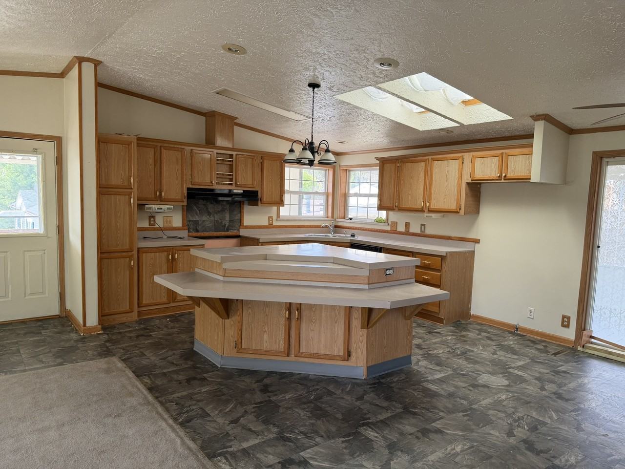 201 Black Pine Blvd #193 - Photo 3 of 12