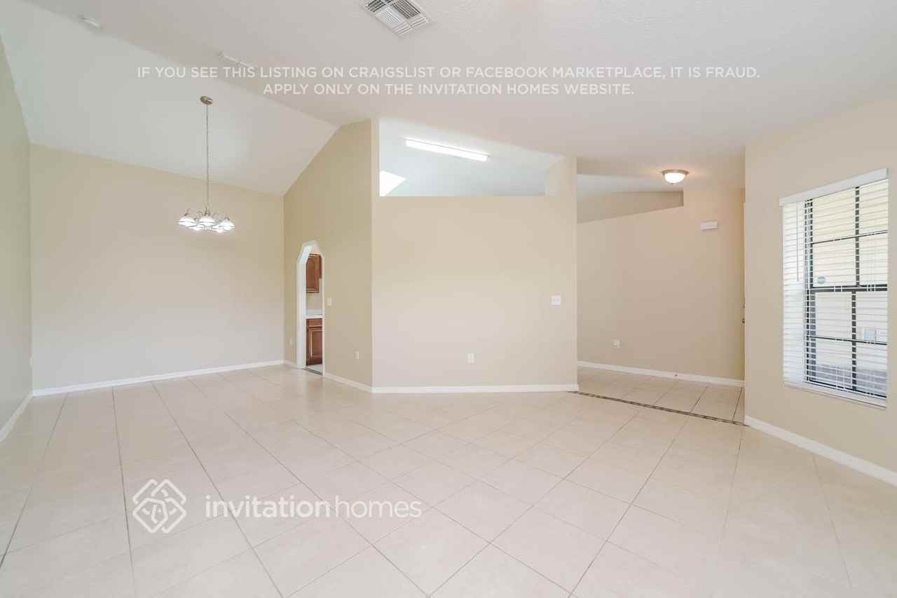 2442 Sweetwater Blvd - Photo 4 of 17