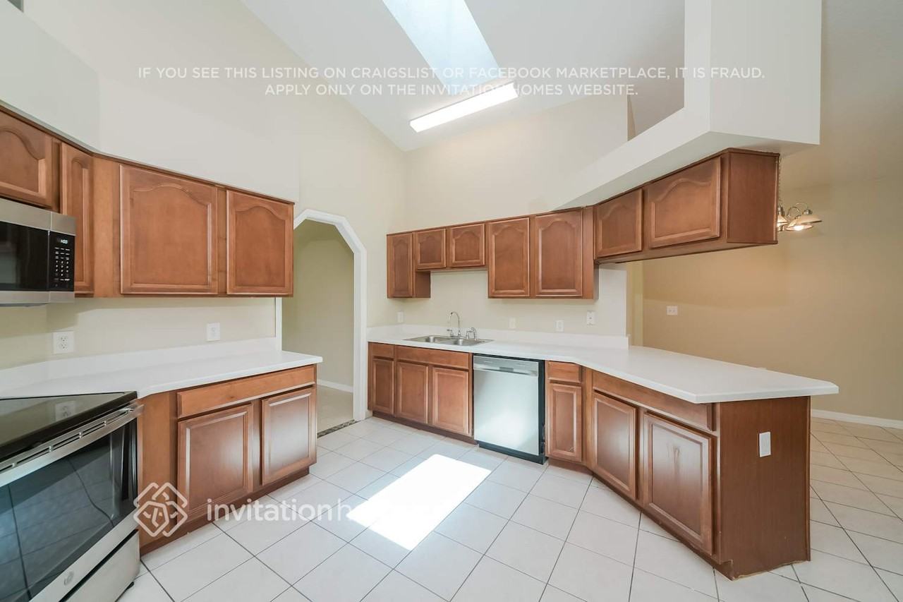 2442 Sweetwater Blvd - Photo 5 of 17