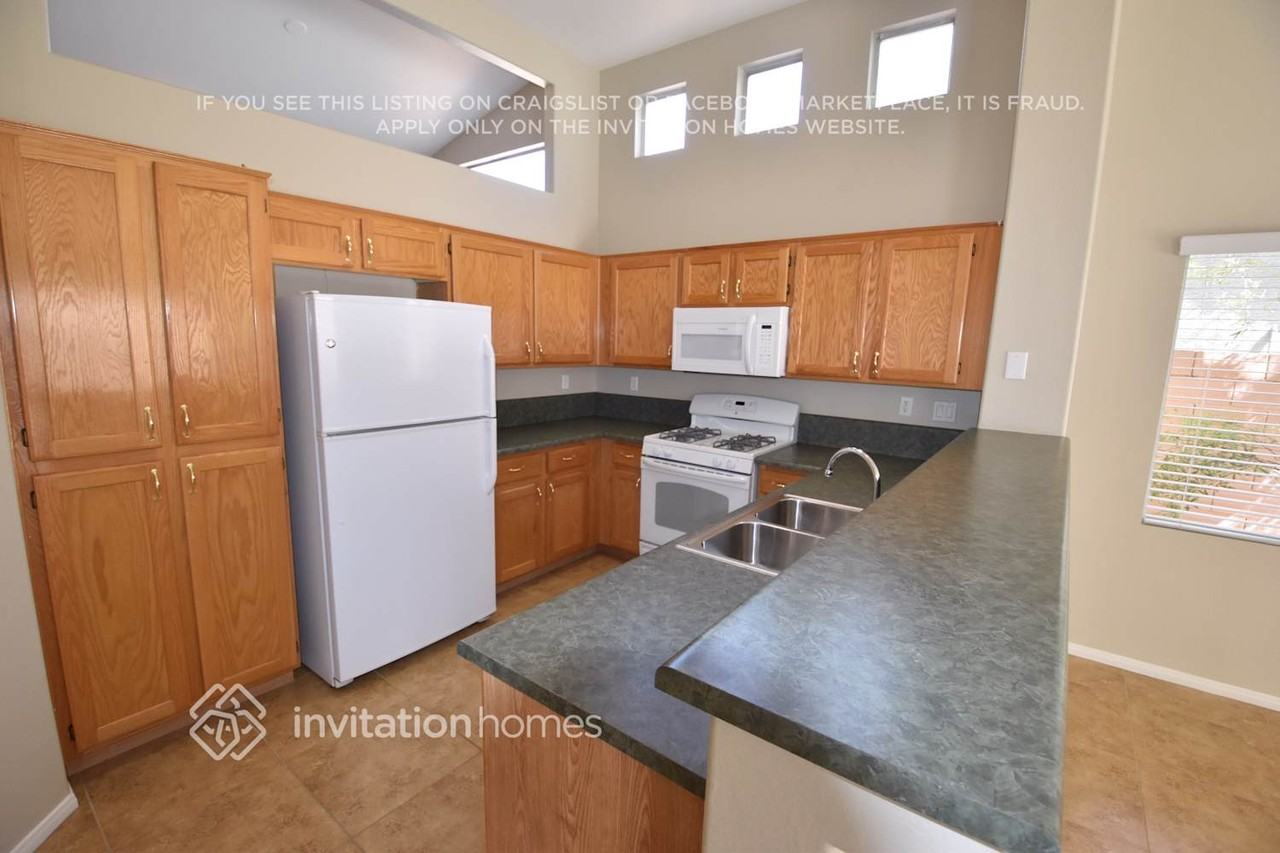 320 Perry Ellis Dr - Photo 7 of 16