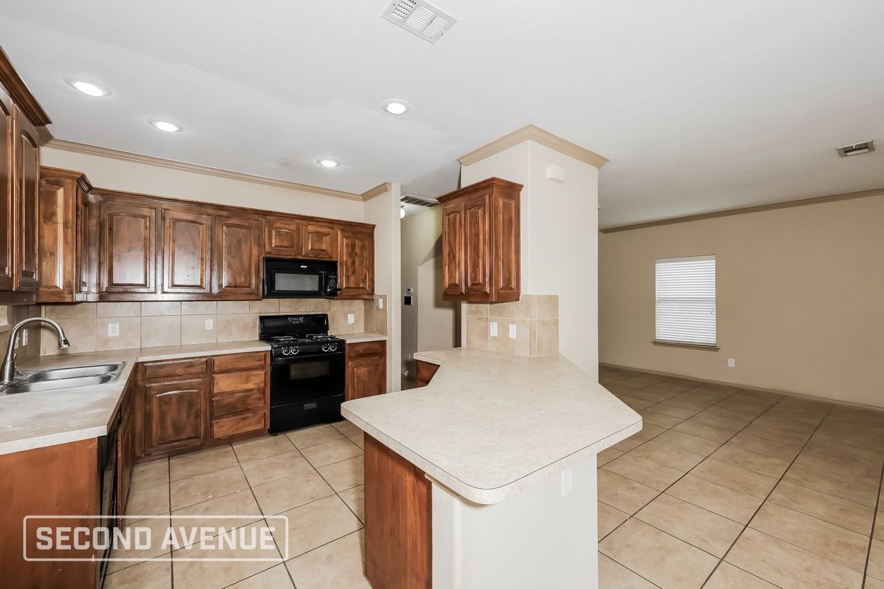 2120 Ingrid Ln - Photo 4 of 24
