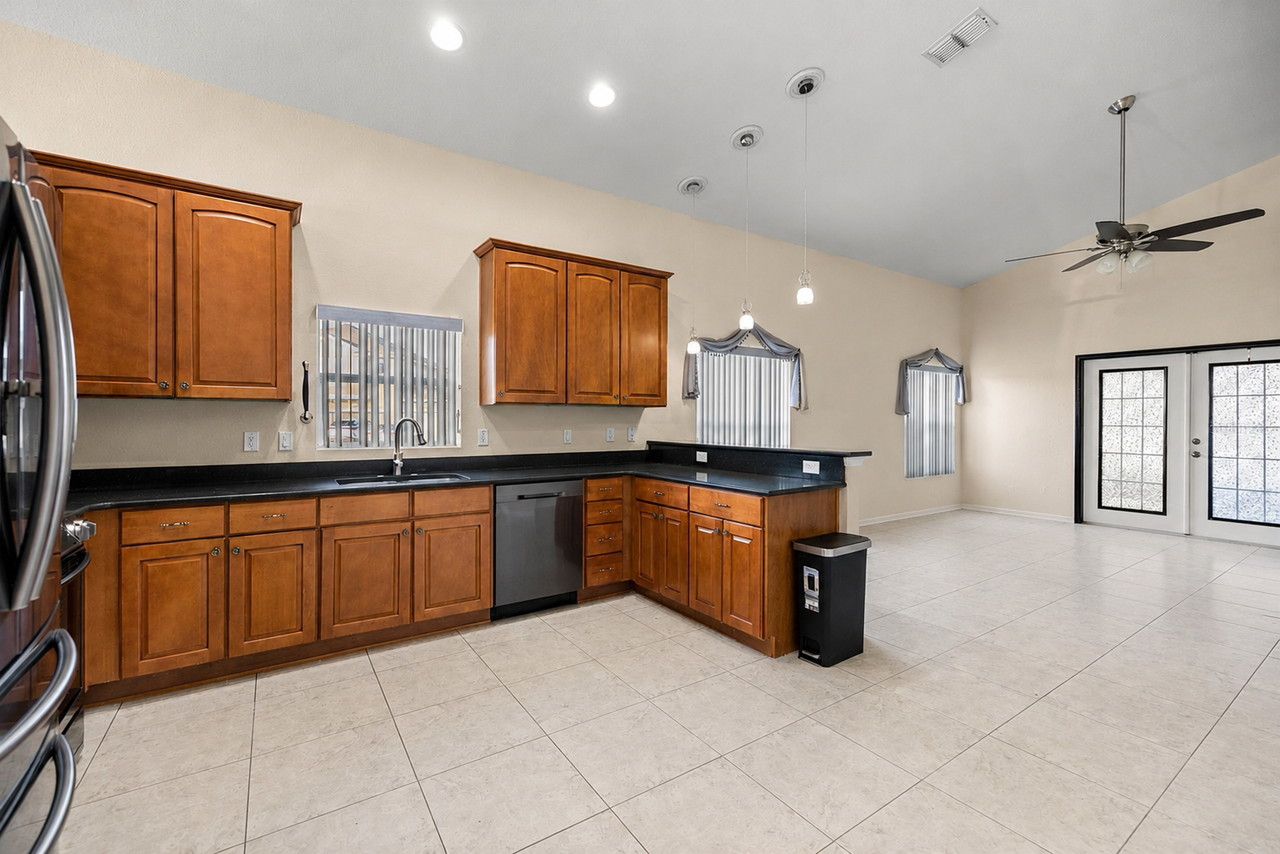 5438 Sw 49th Ave #1 - Photo 4 of 11