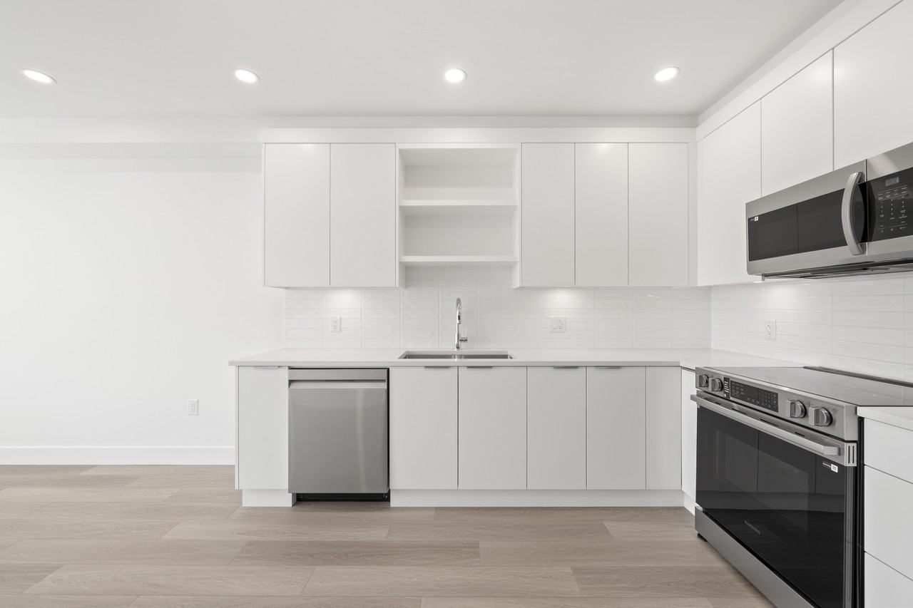 22348 North Ave - Photo 4 of 24