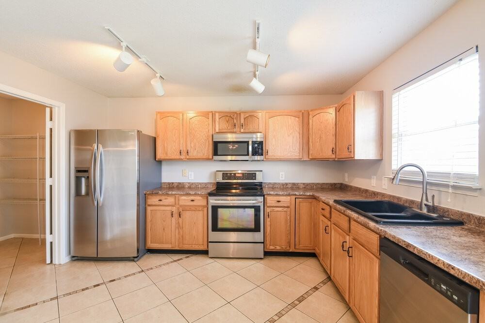 10916 Firefly Ct - Photo 7 of 17
