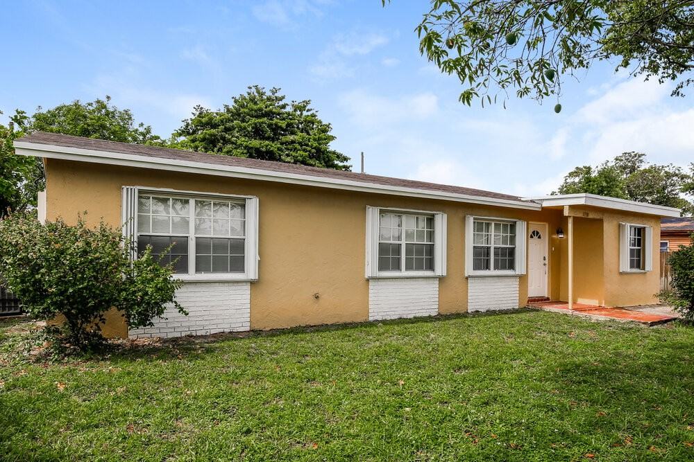 2730 Nw 23rd St - Photo 4 of 16