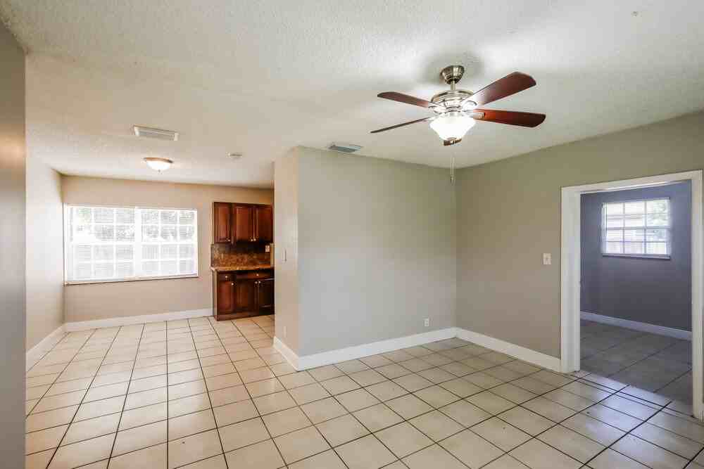 2730 Nw 23rd St - Photo 5 of 16