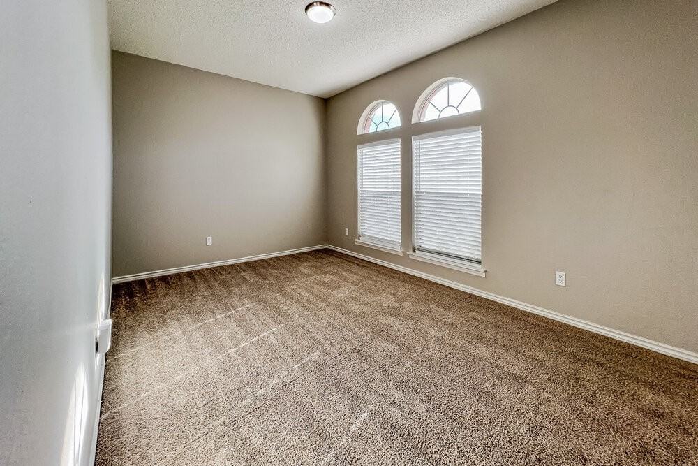 6902 Graham Dr - Photo 6 of 17