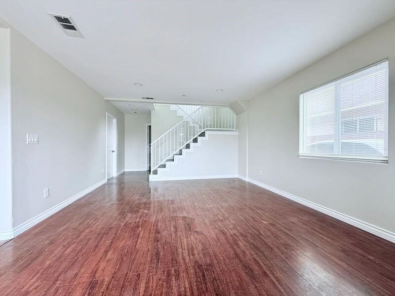 1549 E 50th St - Photo 4 of 17