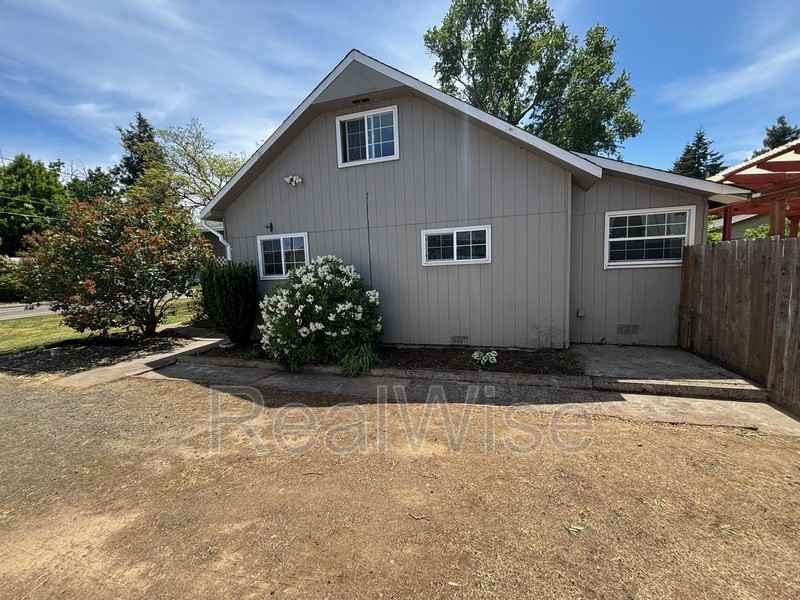 1296 Nw Keasey St - Photo 2 of 19