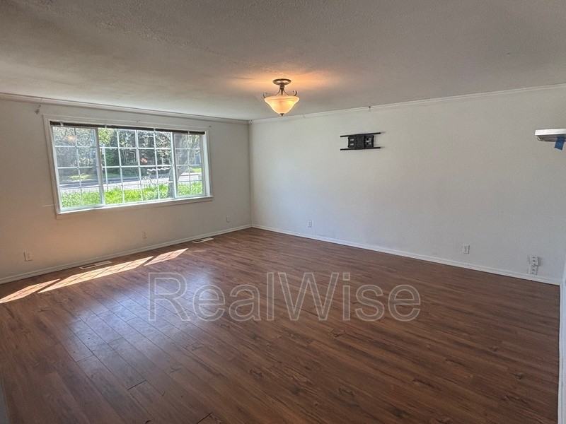 1296 Nw Keasey St - Photo 3 of 19