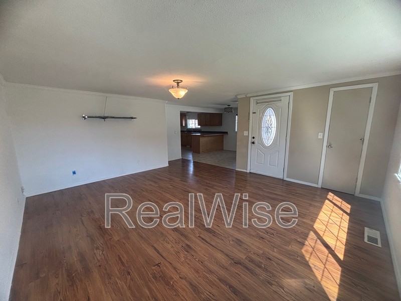 1296 Nw Keasey St - Photo 4 of 19