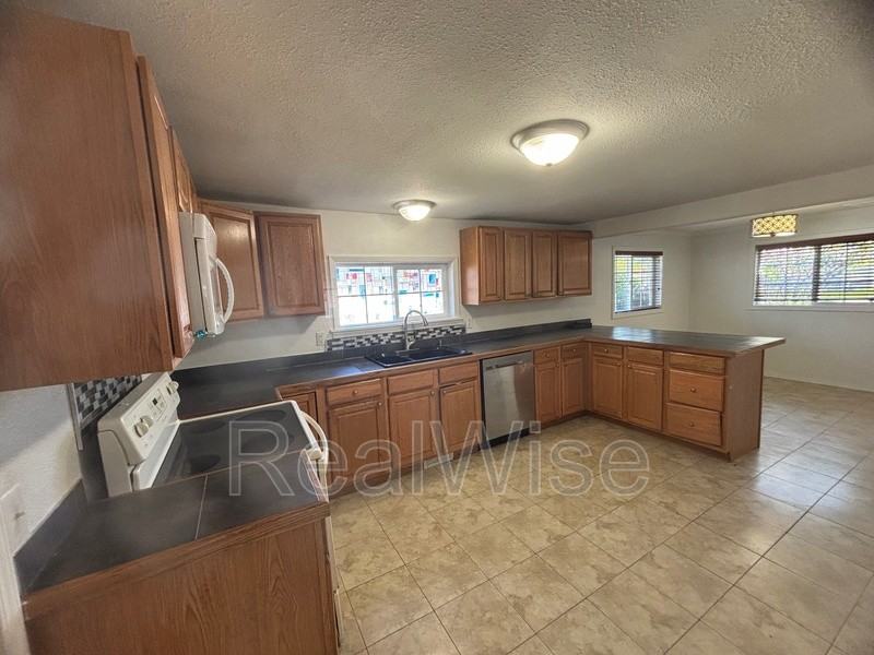 1296 Nw Keasey St - Photo 6 of 19
