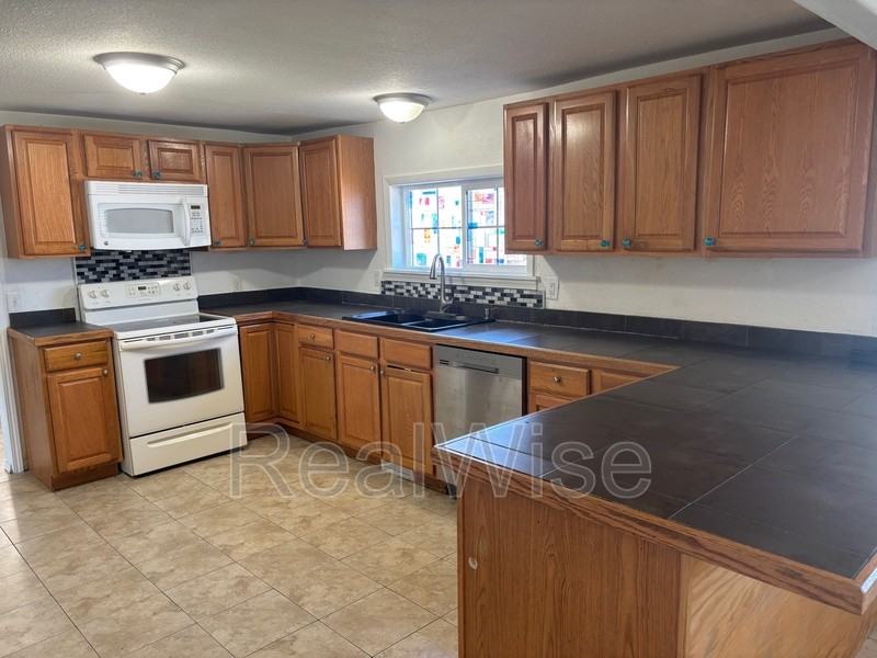 1296 Nw Keasey St - Photo 7 of 19