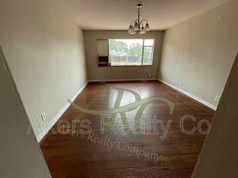 2210 Court St - Photo 3 of 13