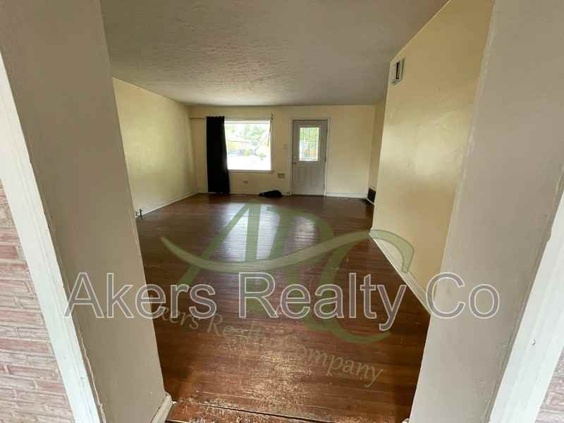 2210 Court St - Photo 4 of 13