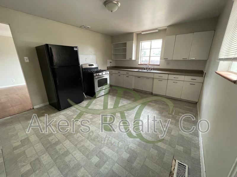 2210 Court St - Photo 5 of 13