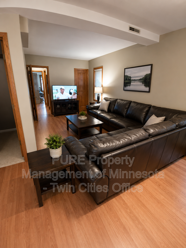 2029 Wellesley Ave - Photo 3 of 11