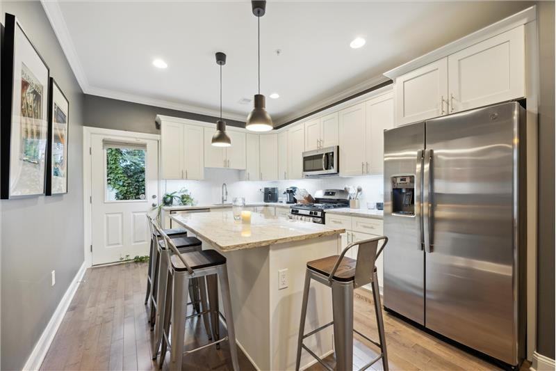 2137 N Darien St - Photo 4 of 15