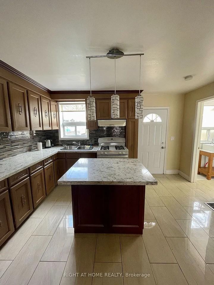 693 Ossington Avenue - Photo 4 of 14