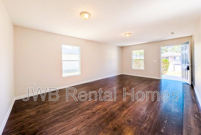 4373 Melissa Ct W - Photo 5 of 16