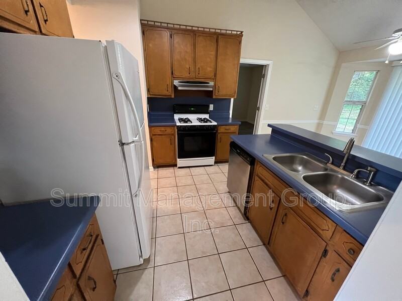 555 Cowan Rd - Photo 7 of 23