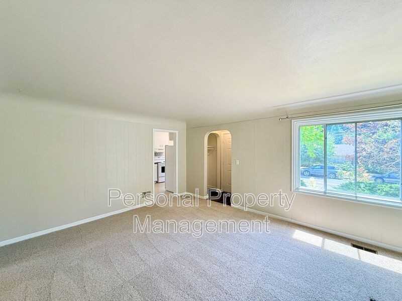 506 W 39th St - Photo 3 of 24