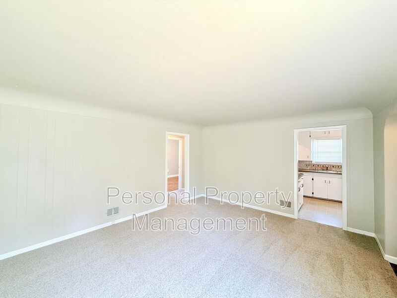506 W 39th St - Photo 4 of 24
