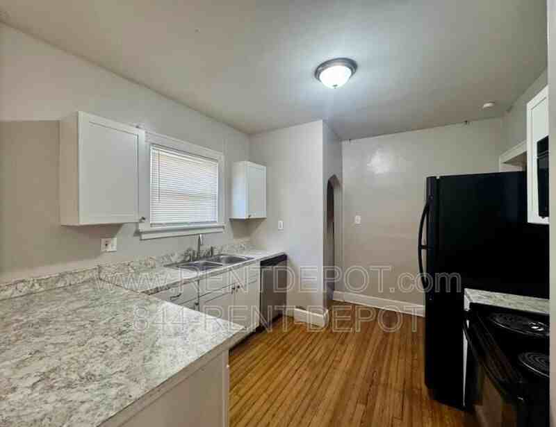 1016 Marshall Ave - Photo 4 of 9