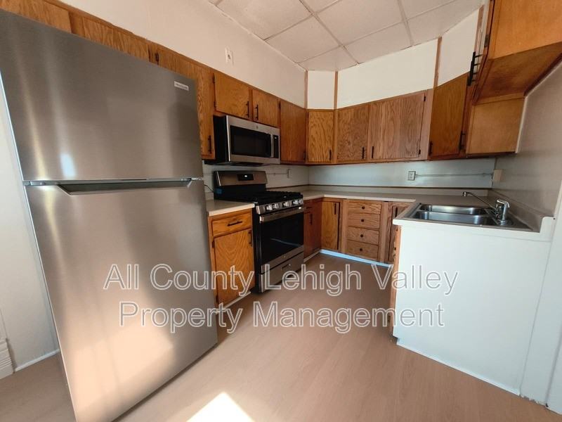 1141 Emmett St - Photo 2 of 14