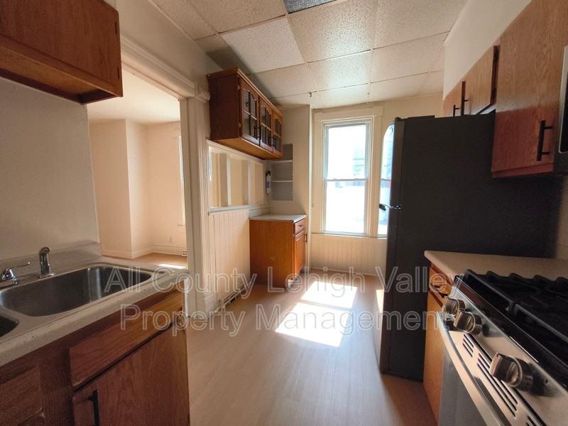 1141 Emmett St - Photo 3 of 14