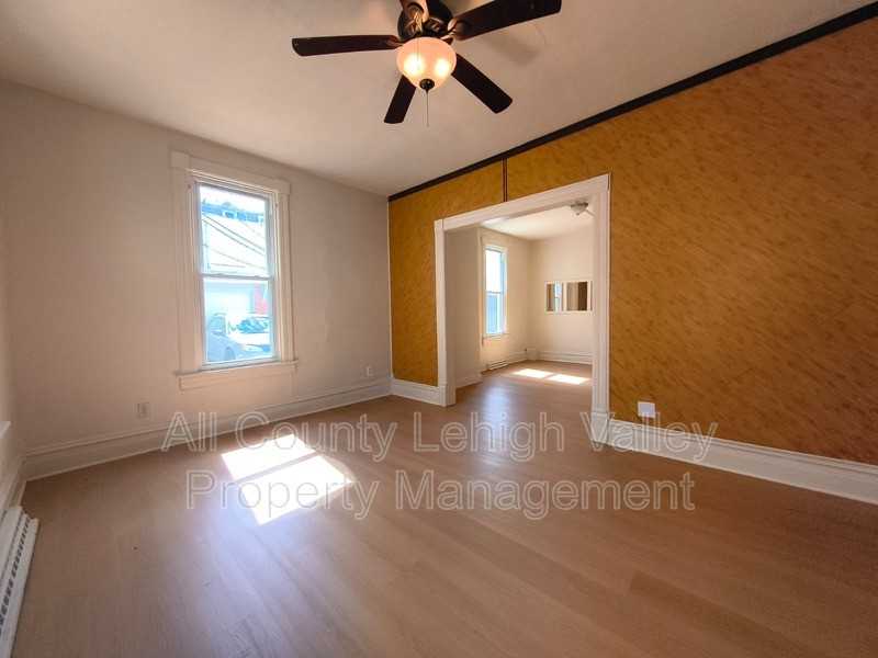 1141 Emmett St - Photo 4 of 14