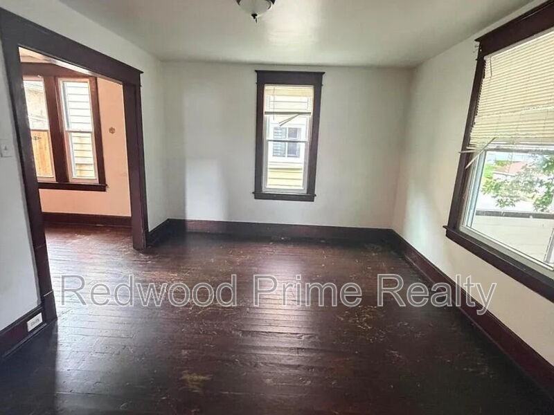 724 Russell Ave - Photo 4 of 10