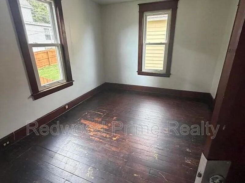 724 Russell Ave - Photo 5 of 10
