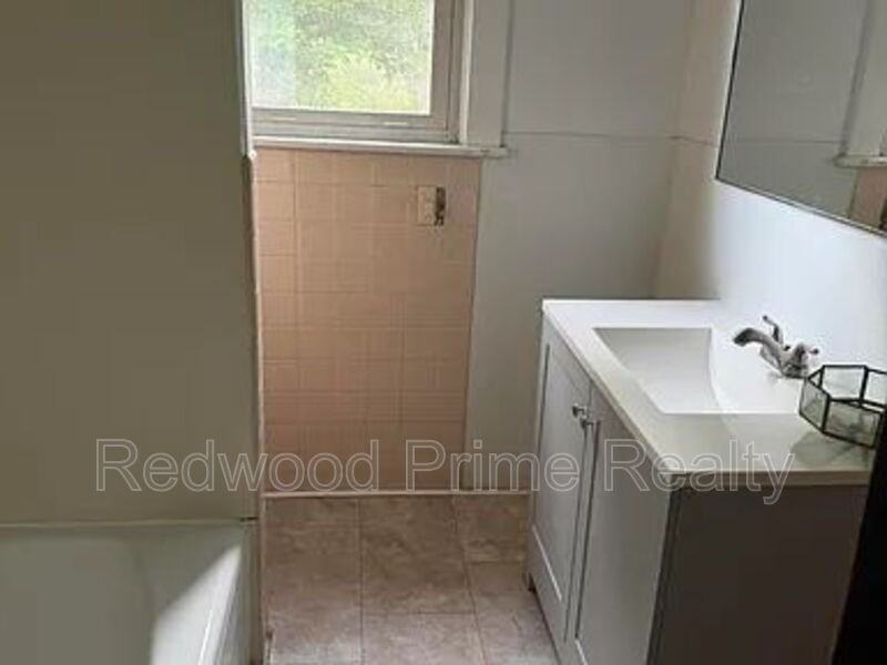 724 Russell Ave - Photo 6 of 10