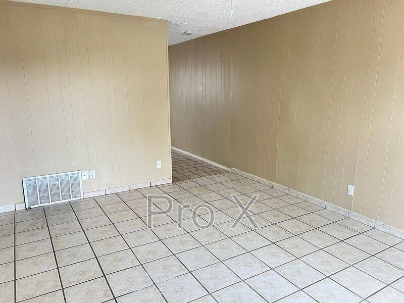1042 Hendrix St - Photo 4 of 12