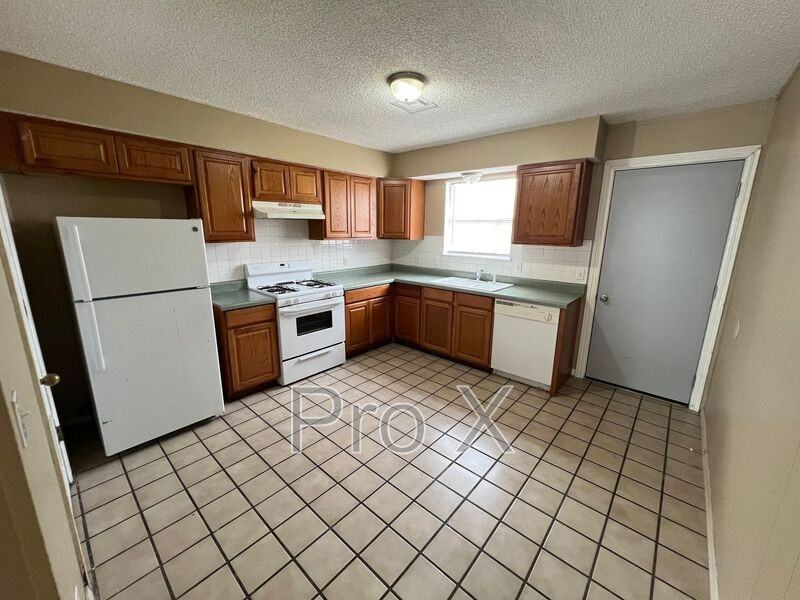 1042 Hendrix St - Photo 6 of 12